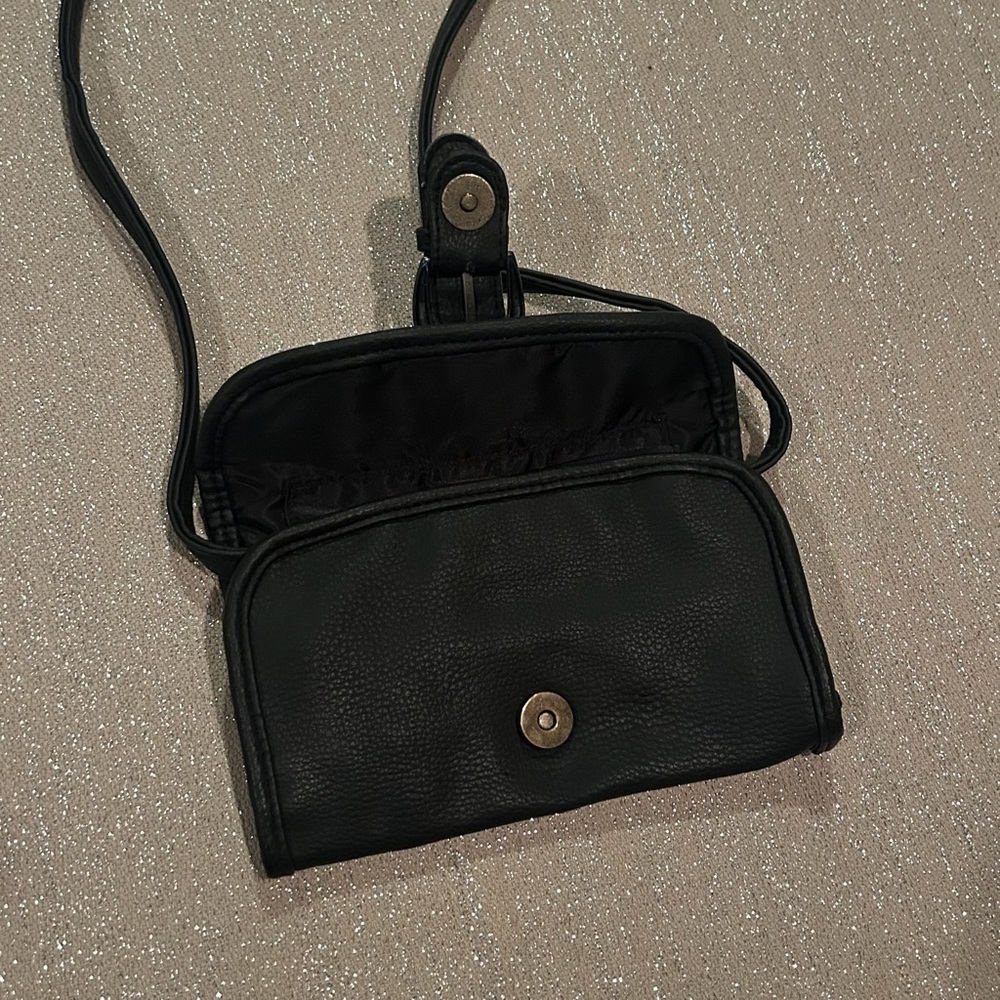 Black envelope wallet with silver buckle and removable strap - Picture 3 of 9